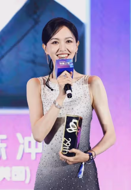 劉亦菲唐嫣空姐服舊照曝光如今一個珠圓玉潤一個玲瓏有致,誰更美
