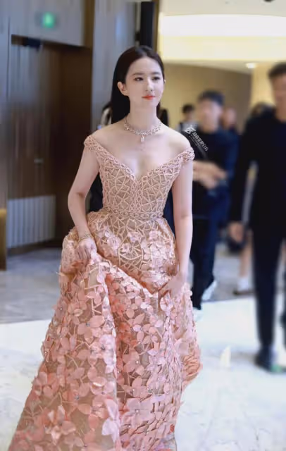 劉亦菲唐嫣空姐服舊照曝光如今一個珠圓玉潤一個玲瓏有致,誰更美