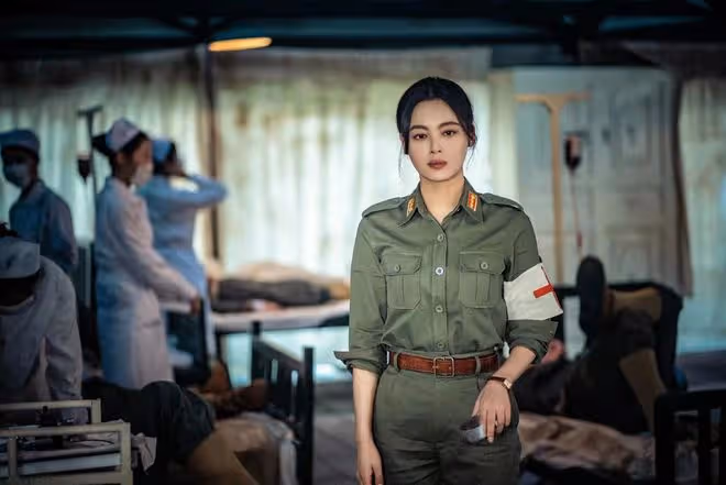 孤戰迷城:辛芷蕾演覃墨卿仿佛海棠朵朵!歐覃馮黎四人上演多角戀