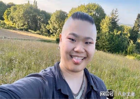 畢福劍女兒近照!髮型奇特體型壯碩像野人,父親再婚,母親跑國外