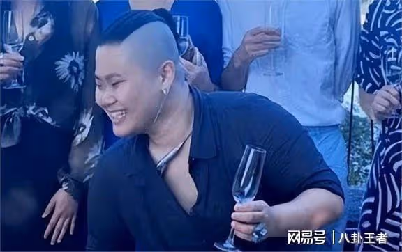 畢福劍女兒近照!髮型奇特體型壯碩像野人,父親再婚,母親跑國外