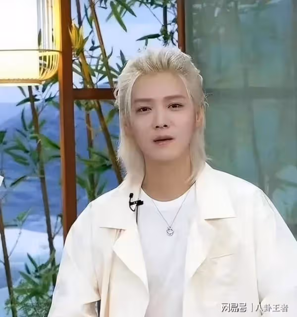 關曉彤慘了!鹿晗浮腫發福,右手長了很多潰爛型血瘡,疑得了髒病