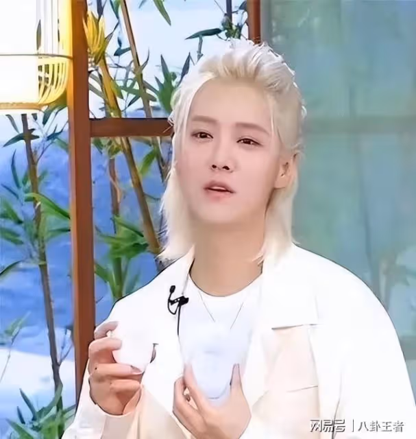 關曉彤慘了!鹿晗浮腫發福,右手長了很多潰爛型血瘡,疑得了髒病