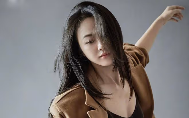 湯唯現身路邊大排檔，影后擼串接地氣，生活態度引關注
