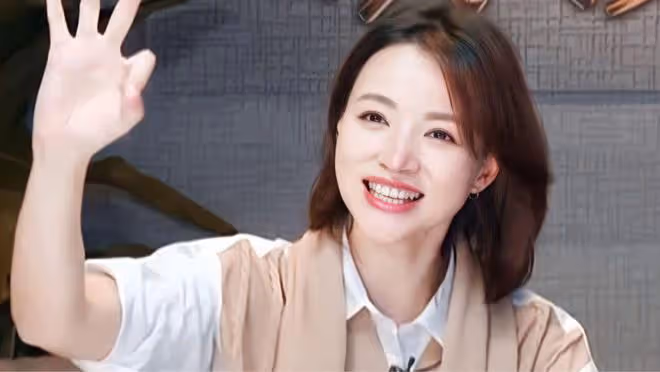 董卿拉薩亮相引猜測，復出傳聞四起，優雅氣質依舊吸睛無數