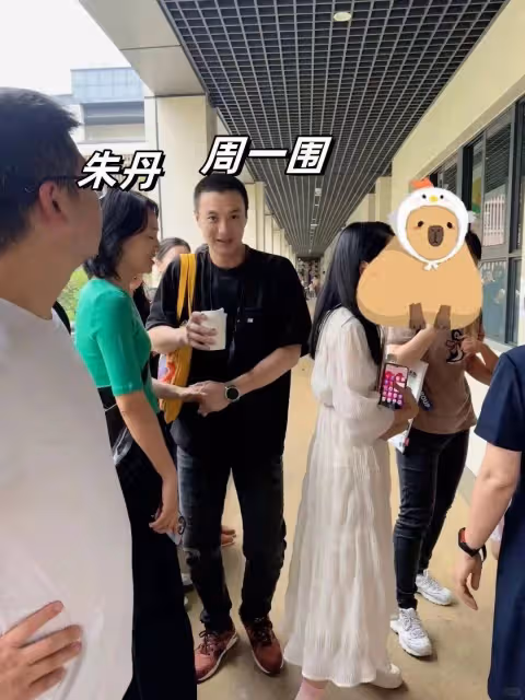 朱丹周一圍帶女兒面試小學!面試內容曝光,卻被網友質疑學校差!