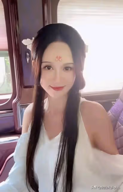 陳喬恩曬早6開工自拍,美顏開到五官模糊,新劇戴假髮包變網紅臉