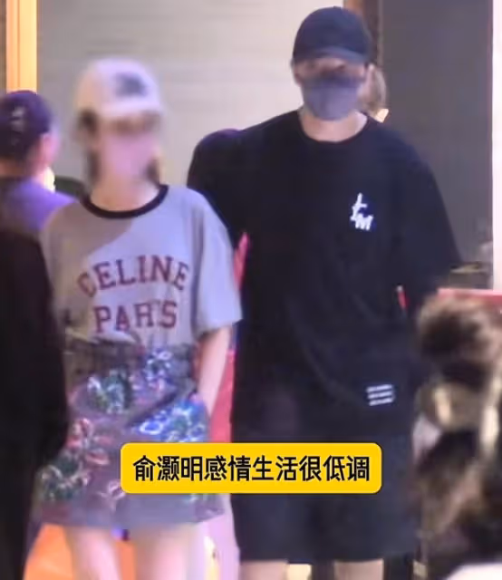 俞灝明朋友圈官宣戀情,網友:張遠來活了,又該唱《嘉賓》啦