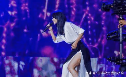 因太窮被迫去酒吧賣唱，後憑一首歌賺1000萬，今身家過億從不炒作