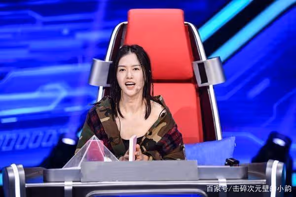 因太窮被迫去酒吧賣唱，後憑一首歌賺1000萬，今身家過億從不炒作