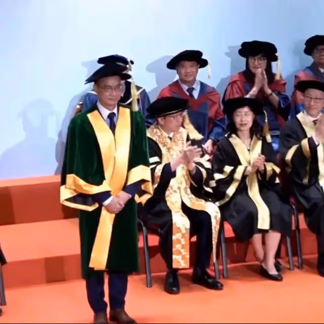 恭喜，TVB老戲骨獲雙學士學位，眾星到賀，更成為大學榮譽院士