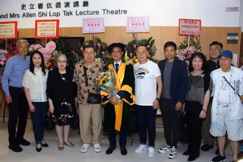 恭喜，TVB老戲骨獲雙學士學位，眾星到賀，更成為大學榮譽院士