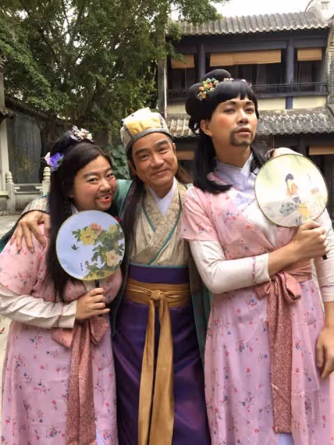 恭喜，TVB老戲骨獲雙學士學位，眾星到賀，更成為大學榮譽院士