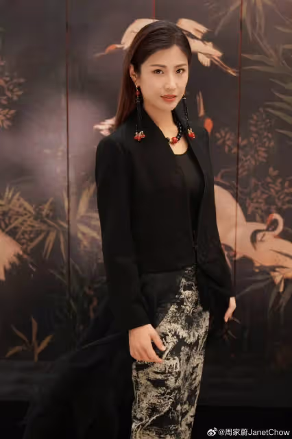 TVB前港姐周家蔚帶兒子爬長城！幼子人小鬼大，擔心媽媽太美出軌