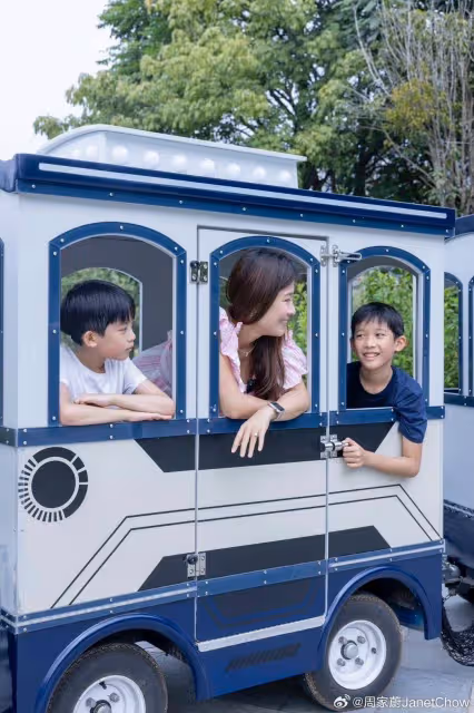 TVB前港姐周家蔚帶兒子爬長城！幼子人小鬼大，擔心媽媽太美出軌