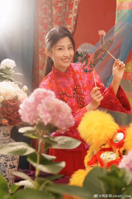 TVB前港姐周家蔚帶兒子爬長城！幼子人小鬼大，擔心媽媽太美出軌