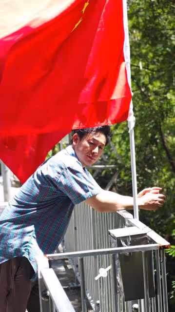 太牛了！張頌文罕發自拍，一件95年襯衣引熱議，陳法蓉忍不住點贊