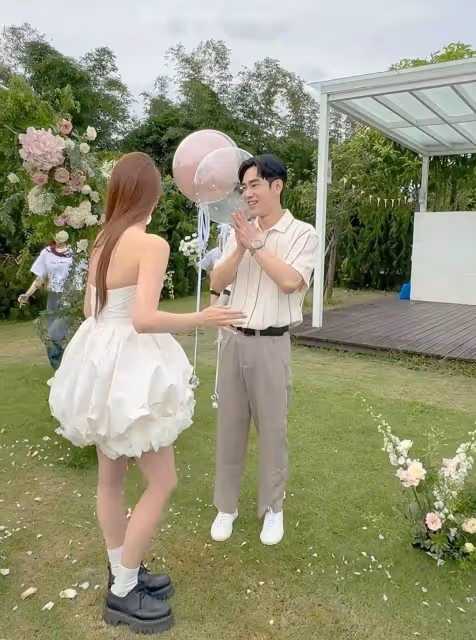 歐陽妮妮被求婚，妹妹歐陽娜娜因為愛吃泄露驚喜，場面搞笑又浪漫