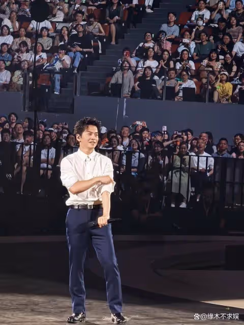 李健夫婦餐廳被偶遇,小腿粗短比例五五分,盯妻子背影滿臉嫌棄!