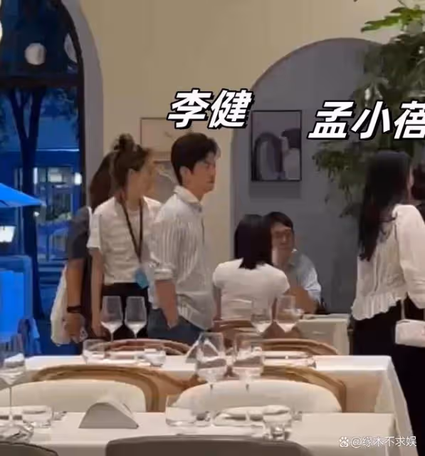李健夫婦餐廳被偶遇,小腿粗短比例五五分,盯妻子背影滿臉嫌棄!