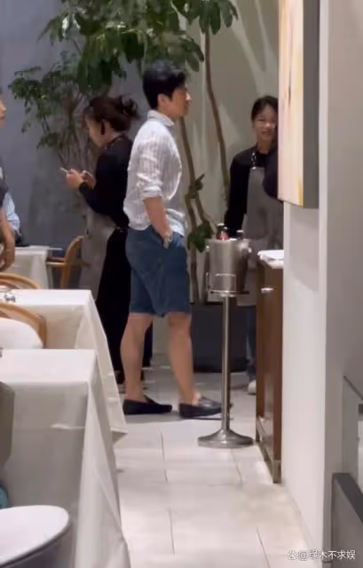 李健夫婦餐廳被偶遇,小腿粗短比例五五分,盯妻子背影滿臉嫌棄!