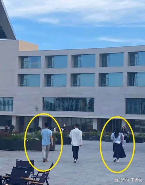 李健夫婦餐廳被偶遇,小腿粗短比例五五分,盯妻子背影滿臉嫌棄!