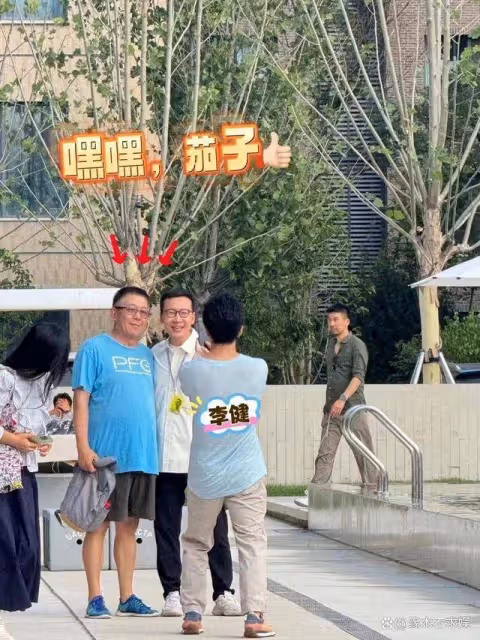 李健夫婦餐廳被偶遇,小腿粗短比例五五分,盯妻子背影滿臉嫌棄!