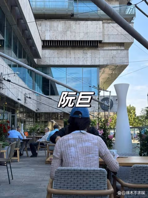 陳思誠和女友匈牙利旅遊,24歲阮巨漂亮身材好,曬旅遊照好愜意!