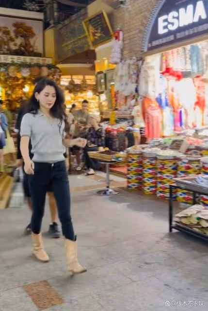 汪峰女友被偶遇,兩男助理提包排場大,真人長相身材讓人驚嘆!
