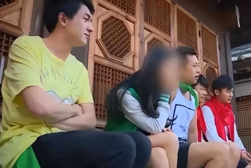 楊穎難被認可!選擇和辛巴合作,直播間濾鏡開太大賣貨顯拘謹!
