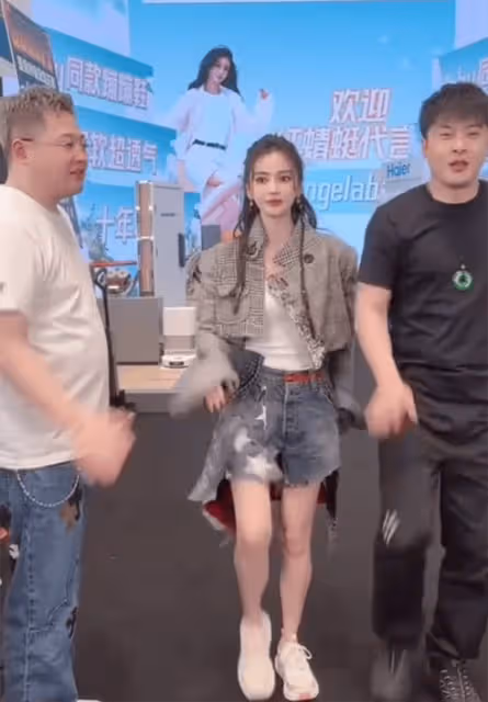 楊穎難被認可！選擇和辛巴合作，直播間濾鏡開太大賣貨顯拘謹！