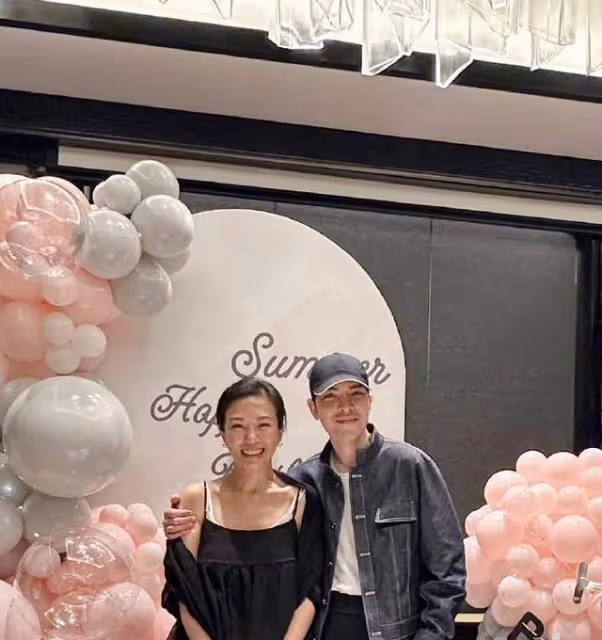 蕭敬騰為老婆慶祝51歲生日,各大商場投屏高調示愛,林有慧嫁對了