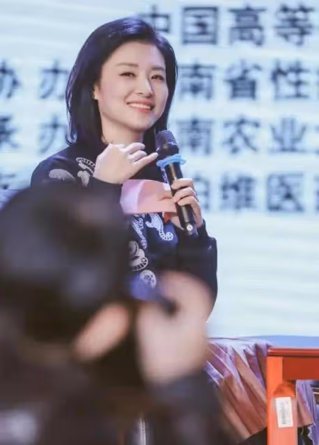 55歲周濤終於穿衛衣,搭配百褶半身裙+齊肩髮型,時髦減齡又洋氣