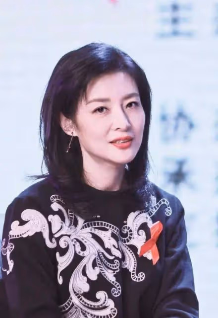 55歲周濤終於穿衛衣,搭配百褶半身裙+齊肩髮型,時髦減齡又洋氣