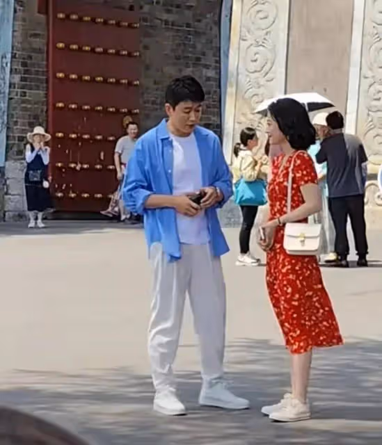 50歲梅婷為佟大為豁出去了,穿紅裙白嫩少女,真沒年紀差!