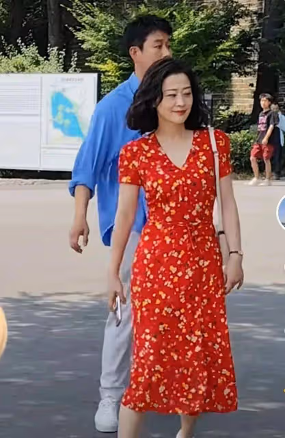 50歲梅婷為佟大為豁出去了,穿紅裙白嫩少女,真沒年紀差!
