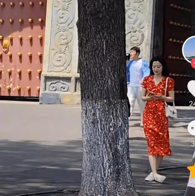 50歲梅婷為佟大為豁出去了,穿紅裙白嫩少女,真沒年紀差!