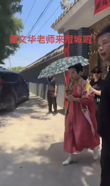董文華自然老好真實,滿臉皺紋氣質卻高級,62歲穿襯衫裙配高跟靴