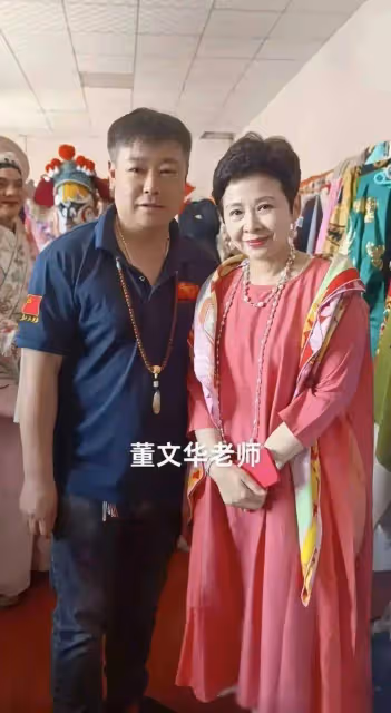 董文華自然老好真實,滿臉皺紋氣質卻高級,62歲穿襯衫裙配高跟靴