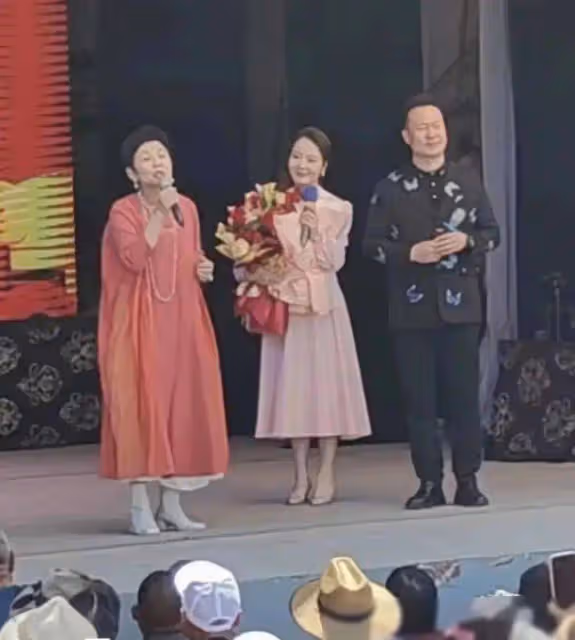 董文華自然老好真實,滿臉皺紋氣質卻高級,62歲穿襯衫裙配高跟靴