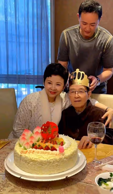 董文華自然老好真實,滿臉皺紋氣質卻高級,62歲穿襯衫裙配高跟靴