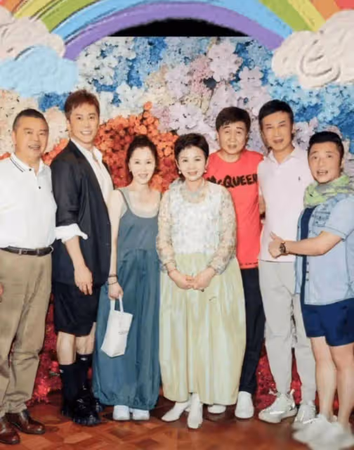董文華自然老好真實,滿臉皺紋氣質卻高級,62歲穿襯衫裙配高跟靴