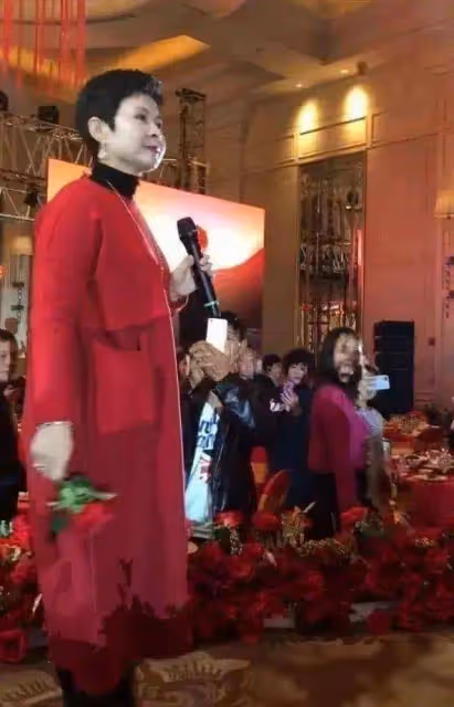 董文華自然老好真實,滿臉皺紋氣質卻高級,62歲穿襯衫裙配高跟靴