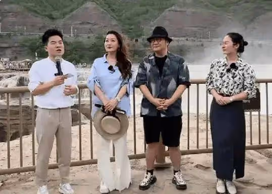 46歲譚晶罕見露面!打扮富態風采依舊,穿內增高搶眼,已是女老闆