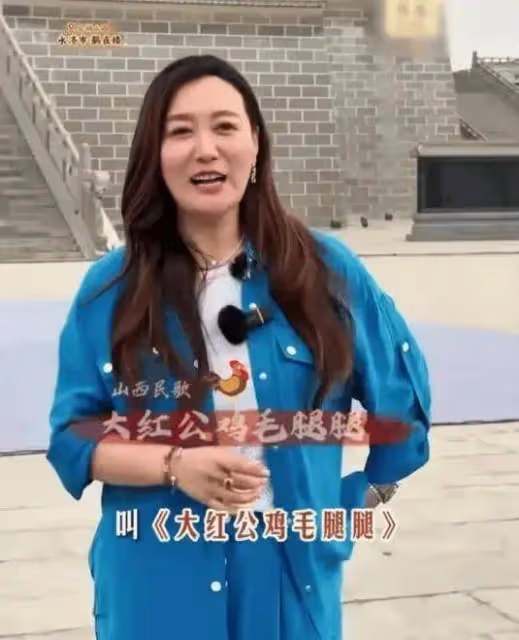 46歲譚晶罕見露面!打扮富態風采依舊,穿內增高搶眼,已是女老闆