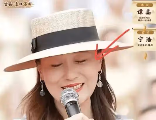 46歲譚晶罕見露面!打扮富態風采依舊,穿內增高搶眼,已是女老闆