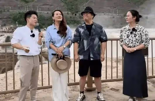 46歲譚晶罕見露面!打扮富態風采依舊,穿內增高搶眼,已是女老闆