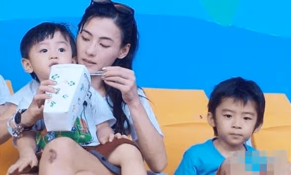 謝賢哭了!張柏芝帶大兒子理髮秒變謝霆鋒,兒子卻這樣描述爸爸!