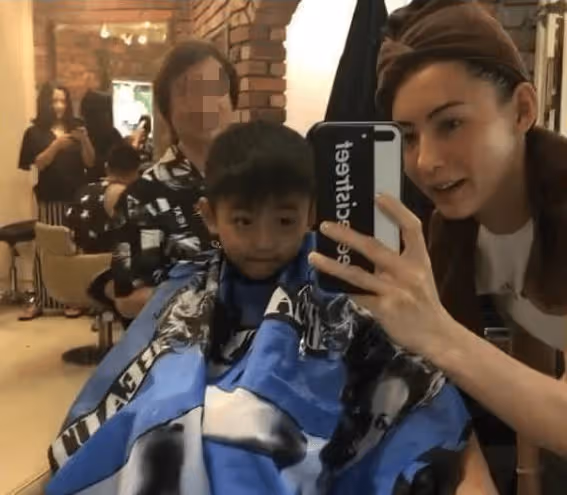謝賢哭了!張柏芝帶大兒子理髮秒變謝霆鋒,兒子卻這樣描述爸爸!