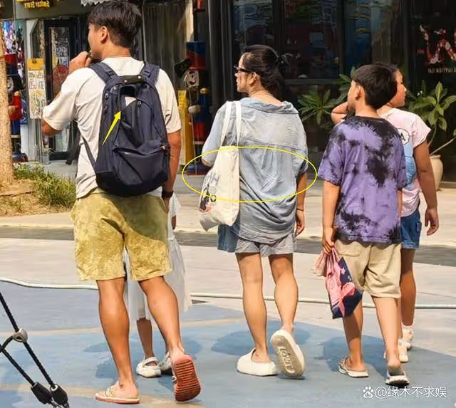 何潔懶理前夫再婚風波,和刁磊帶3個孩子出遊,打扮樸實像剛進城